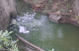 vdb Vertido de aguas Residuales de la Essap al arroyo Pindoty de Coronel Oviedo.