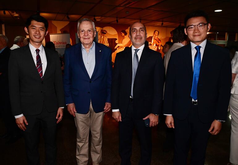 Kuang Chen, Juan José Benítez, Víctor Verdún y Fernando Chen.