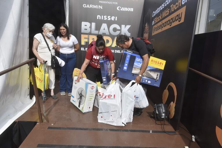 La gente aprovechó las ofertas del Black Friday de Nissei.