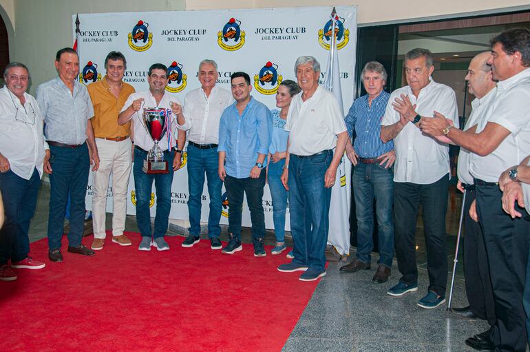 Hugo Velázquez y Julio López, dos de los varios propietarios de Ocho El Nero sostienen el trofeo en el premio “Ing. Gustavo Pedrozo”.