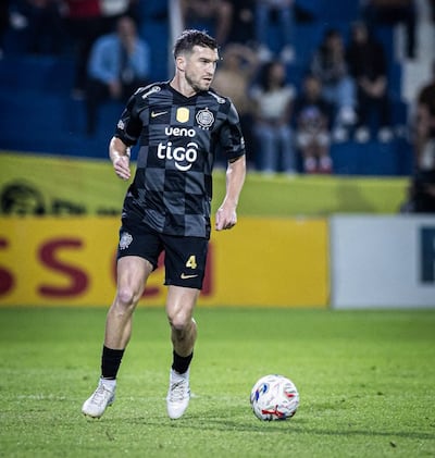 El lateral derecho neozelandés de Olimpia, Timothy John Payne (32 años), domina el balón en el duelo ante Recoleta FC, por la séptima ronda del torneo Clausura 2026. (Foto: @elClubOlimpia)