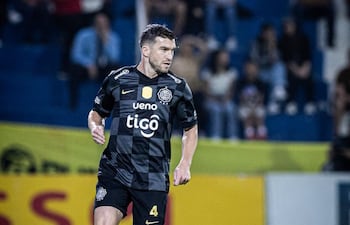 El lateral derecho neozelandés de Olimpia, Timothy John Payne (32 años), domina el balón en el duelo ante Recoleta FC, por la séptima ronda del torneo Clausura 2026. (Foto: @elClubOlimpia)