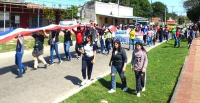 Jóvenes de distintas parroquias de Pilar exigieron el cese de la destrucción del medio ambiente en Ñeembucú.