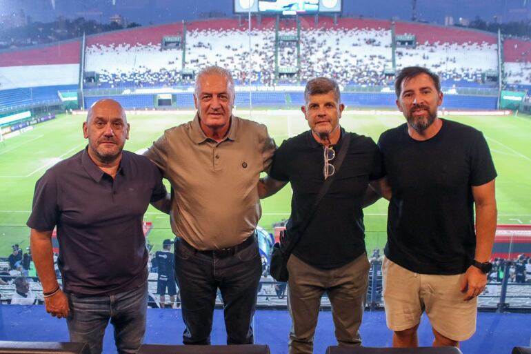 El seleccionador albirrojo, Gustavo Alfaro, presente en el Defensores del Chaco, junto a sus asistentes Sergio Chiarelli, Alejandro Manograsso y Diego Carranza. (Foto: @Albirroja)