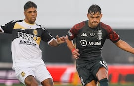 Óscar Romero (d) en acción durante el partido que Huracán le ganó este domingo a Olimpo de Bahía Blanca (Foto gentileza de @CAHuracan)