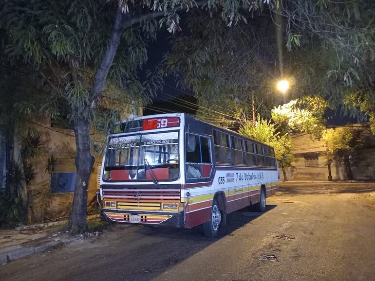 Bus en el que se desplazaban los barras del Sportivo Luqueño.