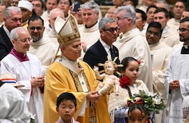 Una niña paraguaya estuvo acompañando al grupo de pequeños que ofrecieron flores al niño Jesús este miércoles antes de la Misa del Gallo.
