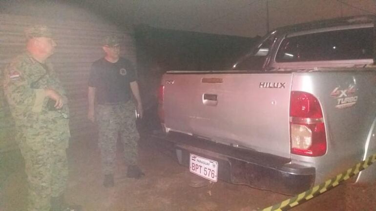 El director de Policía de Amambay, comisario Miguel López Russo verifica la camioneta con la carga de marihuana.