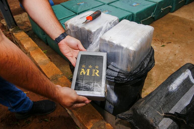Agentes de la examinan la carga de cocaína hallada en la estancia, perteneciente a Fernando Balbuena.