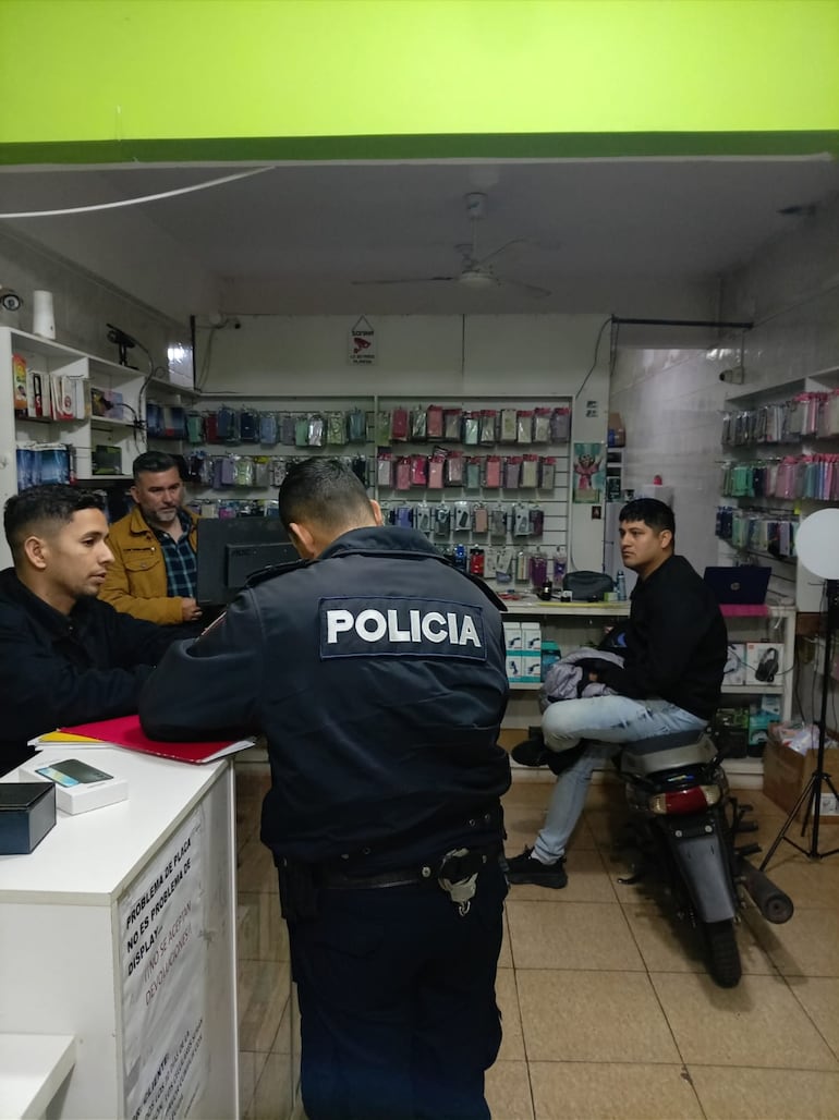 Agentes de Investigaciones verifican las evidencias encontradas durante el procedimiento.