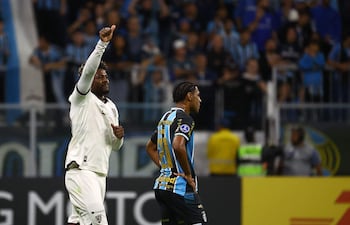 El delantero colombiano del Bolívar, Dairon Asprilla, celebra tras anotar durante el partido de vuelta de la eliminatoria previa a los octavos de final de la Copa Sudamericana de fútbol entre el Grêmio de Brasil y el Bolívar de Bolivia, celebrado en el estadio Arena do Grêmio en Porto Alegre, estado de Rio Grande do Sul, Brasil.