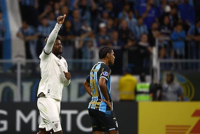 El delantero colombiano del Bolívar, Dairon Asprilla, celebra tras anotar durante el partido de vuelta de la eliminatoria previa a los octavos de final de la Copa Sudamericana de fútbol entre el Grêmio de Brasil y el Bolívar de Bolivia, celebrado en el estadio Arena do Grêmio en Porto Alegre, estado de Rio Grande do Sul, Brasil.