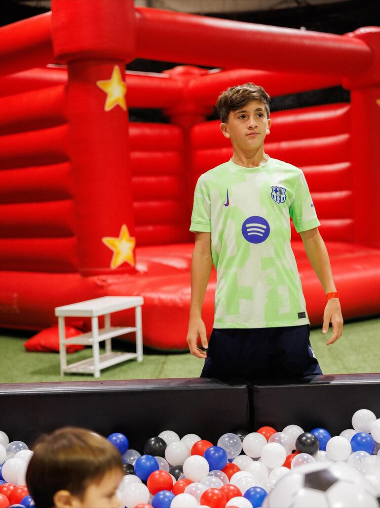 Thiago Messi ya es todo un adolescente y le encanta el fútbol. (Instagram/Antonela Roccuzzo)