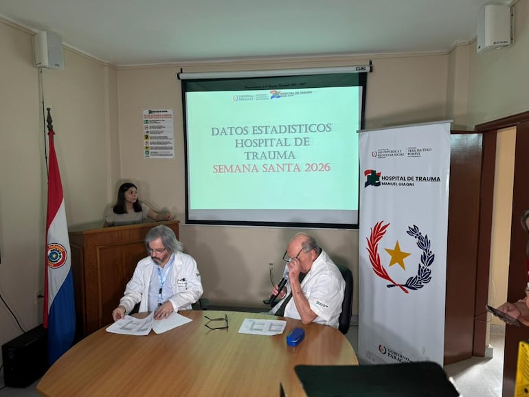 Autoridades del Hospital de Trauma durante la conferencia informativa sobre los números que dejó el operativo Semana Santa en este centro de especialidad. En la foto aparecen el director médico Dr. Luis Carlos Báez y el directro del hospital, Dr. Juan Manuel Fernández.