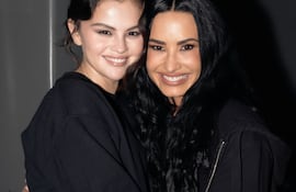 Selena Gómez y Demi Lovato posando juntas y felices.