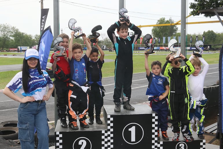 Los pilotos de la categoría Semillero celebran en el podio.
