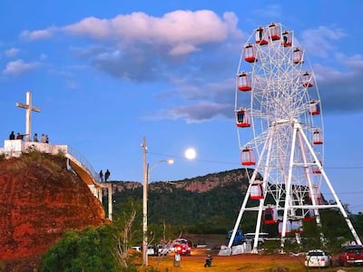 La atracción turística cuenta con 18 cabinas, que permitirán a los visitantes disfrutar de una vista panorámica de Paraguarí.