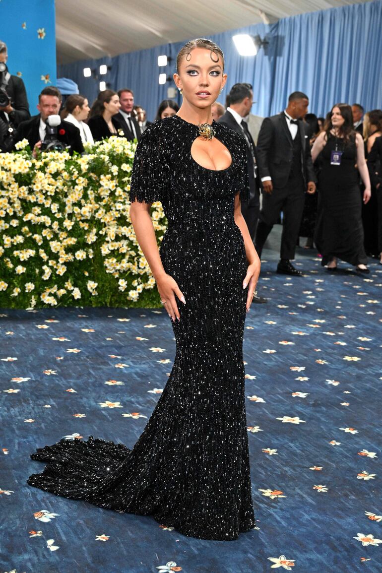 La actriz Sydney Sweeney con un sofisticado maxivestido que resalta su esbelta figura. (ANGELA WEISS / AFP)