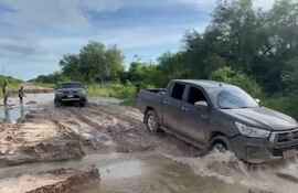 Un vehiculo todo terreno, ayuda a otro de similares caracteristicas para poder cruzar este verdadero riacho en el camino que conduce a Toro Pampa y Fuerte Olimpo.