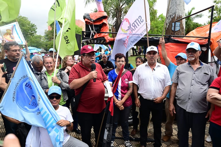 Profesores también reclamaron por la falta de kits escolares, durante la protesta del martes pasado en Asunción, contra la reforma de la caja fiscal.