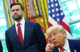 El vicepresidente estadounidense, J. D. Vance (izq.), observa mientras el presidente estadounidense, Donald Trump (der.), anuncia un acuerdo comercial entre Estados Unidos y el Reino Unido en la Oficina Oval de la Casa Blanca en Washington, D.C., EE. UU., el 8 de mayo de 2025.