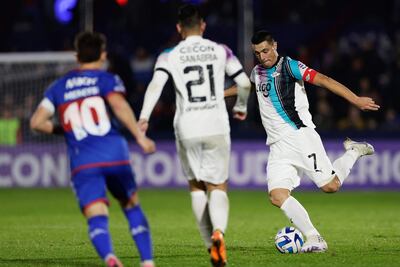El paraguayo Óscar Cardozo (d), jugador de Libertad, a punto de lanzar un balón en el partido contra Tigre por los playoffs de la Copa Sudamericana en Victoria, Buenos Aires.