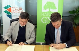 Representantes de GNB y Caja de Jubilados Bancarios firmaron el acuerdo.