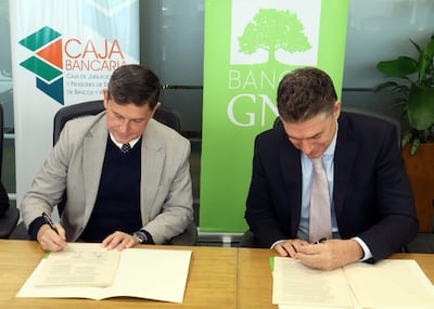 Representantes de GNB y Caja de Jubilados Bancarios firmaron el acuerdo.