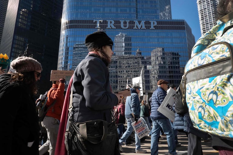Miles de manifestantes marchan frente al Trump International Hotel & Tower para protestar contra las políticas de la administración Trump durante una marcha contra la monarquía el 28 de marzo de 2026 en Chicago, Illinois.
