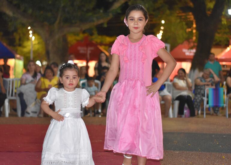 El tradicional desfile infantil con prendas de ao po'i forma parte del programa.