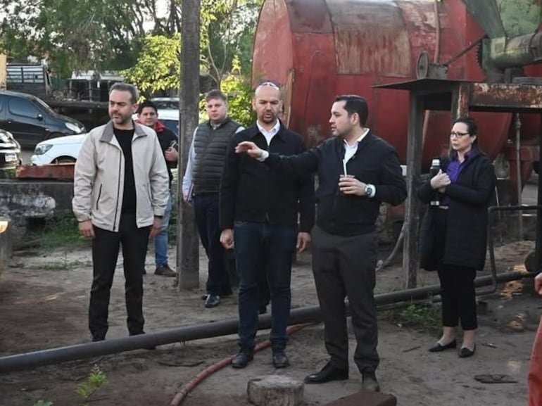El concejal Nasser Esgaib (ANR-HC), y Ramón Nicolás Duarte, su concuñado, junto al intendente, Luis Bello (ANR-HC),en una visita a la Dirección de Vialidad.