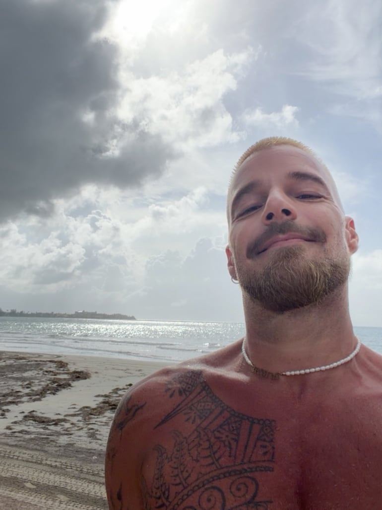 El puertorriqueño Ricky Martin disfruta de unos días de vacaciones a orillas del mar. (Instagram/Ricky Martin)