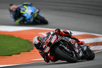 El piloto italiano de Aprilia Marco Bezzechi, de 27 años, durante la disputa de la carrera principal.