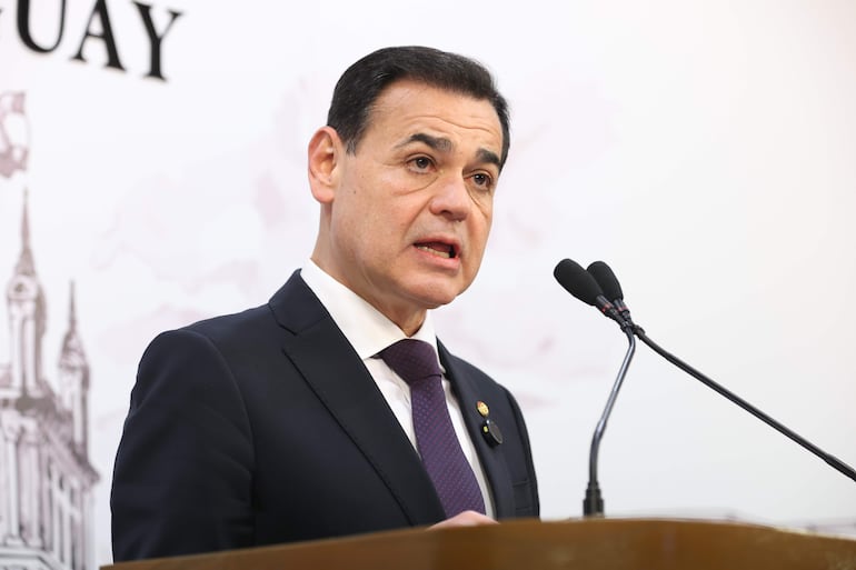 El ministro de Relaciones Exteriores de Paraguay, Rubén Ramírez, habla en una rueda de prensa este jueves último, en Asunción (Paraguay). La próxima cumbre de presidentes de Mercosur que se celebrará los próximo 29 y 30 de junio en Paraguay. EFE/ Juan Pablo Pino
