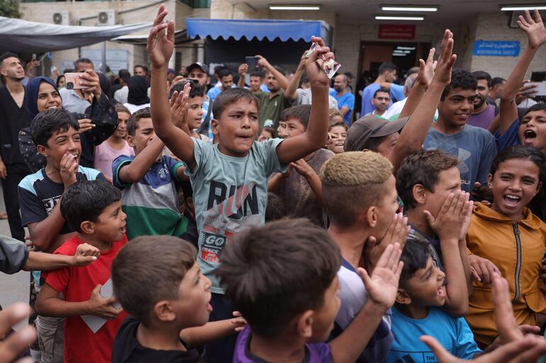 Niños palestinos celebran el anuncio en Deir el Balah, en la zona central de la Franja de Gaza.
