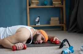 Hombre cansado en su entrenamiento.