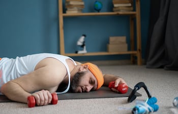 Hombre cansado en su entrenamiento.