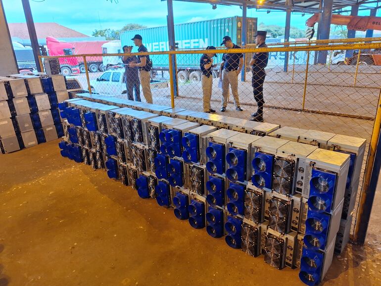 Policía Nacional verificó la carga en un puesto de control de Itapúa. (gentileza).