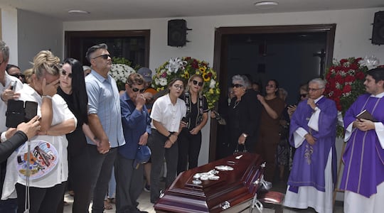 Familiares y amigos despidieron a Quemil Yambay cantando "Mokoi Guyra'i" en el atrio de la parroquia Santa Catalina de Siena de la ciudad de Fernando de la Mora.