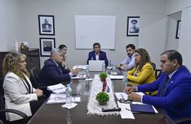 El diputado Mauricio Espínola (camisa celeste), junto a su abogada, Cecilia Pérez (de amarillo) en comisión de Asuntos Constitucional de Diputados.