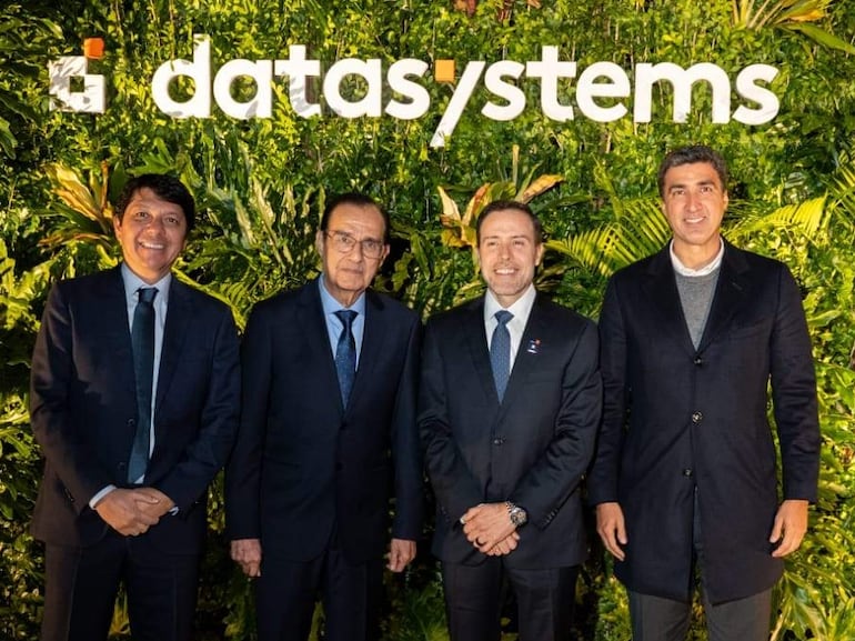 Directivos de Datasystems junto a invitados especiales de la noche celebración.