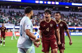 Jon Aramburu, futbolista de la selección de Venezuela, reacciona contra Alexis Vega, jugador de la selección de México, durante un partido de la segunda fecha del Grupo B de la Copa América 2024 en el SoFi Stadium, en Inglewood, California.