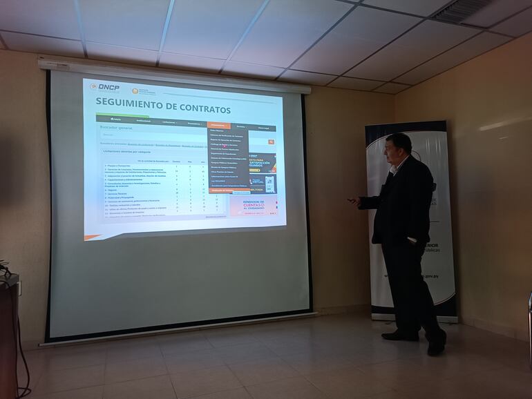 Gustavo Cañete, funcionario de Contrataciones Públicas, estuvo a cargo de la capacitación referente al proceso de seguimiento de contratos, en la jornada del lunes  28 de agosto último.