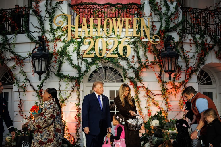 Donald y Melania Trump entregan dulces a los niños en el patio de la Casa Blanca. 