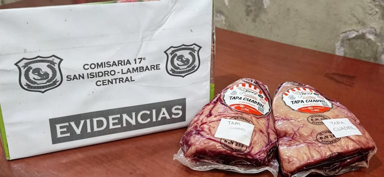 Los dos cortes de carne que intentó robar el sospechoso fueron recuperados.