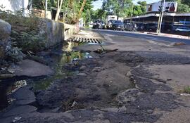 Enormes baches y agua servida en plena bicisenda de Asunción.