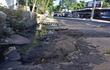 Enormes baches y agua servida en plena bicisenda de Asunción.