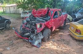 La camioneta Nissan Tipo Frontier que atropelló a varias motocicletas en la madrugada de este jueves.