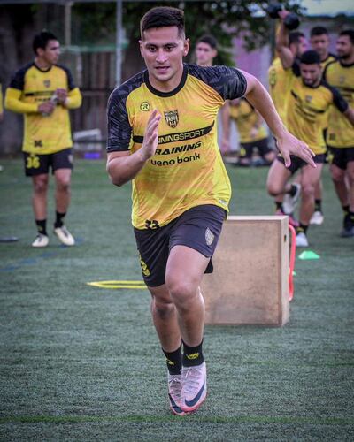 Lucas González (27 años), punta de lanza titular de Recoleta FC, que podría presentar el lunes un ataque potente con Hugo Sandoval como refuerzo en la zona de definición.