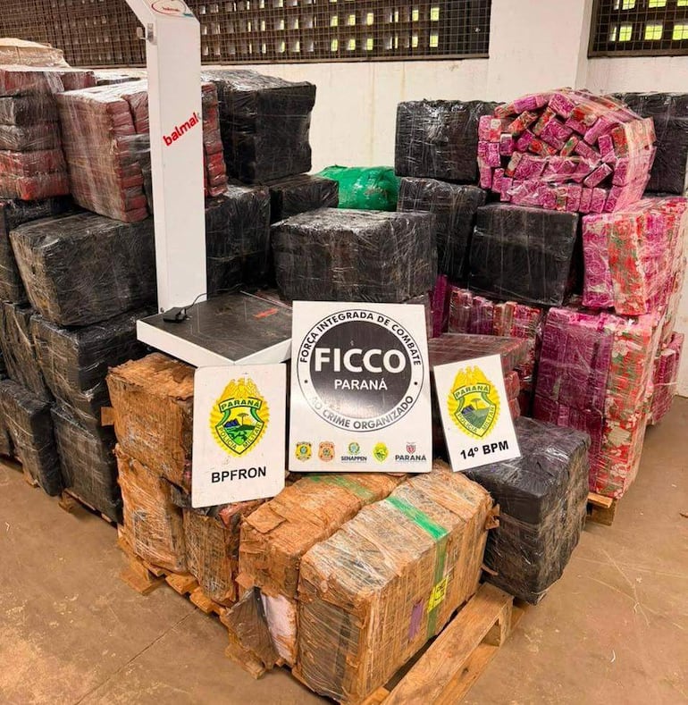 Incautan casi dos toneladas de marihuana, un arma y vehículos en operativo en la frontera - ABC en el Este